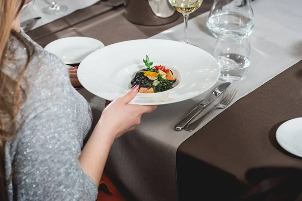Женщина ест вкусную пасту из лосося в ресторане. небольшая порция — стоковое фото