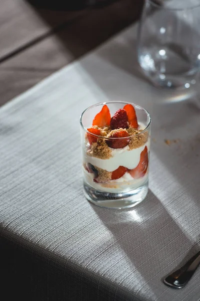 Сливочный десерт с клубникой на еду и вино спаривания вечер дорогой ресторан. close view — стоковое фото