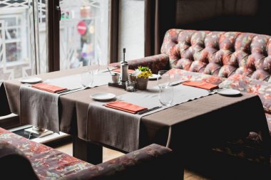 Bir restoranda sunulan tablo görünümünü. yemek ve şarap tadımı için hazırlanıyor