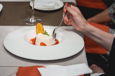 şekerli mini tatlı çilek pahalı restoranda bir tabakta ile. Görünümü Kapat