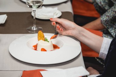 şekerli mini tatlı çilek pahalı restoranda bir tabakta ile. Görünümü Kapat