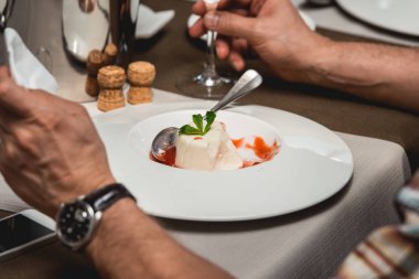 şekerli mini tatlı çilek pahalı restoranda bir tabakta ile. Görünümü Kapat