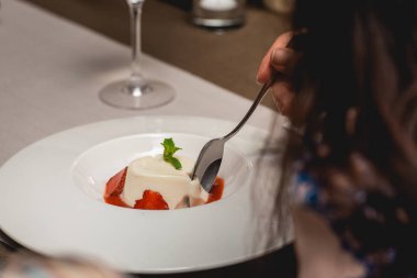 şekerli mini tatlı çilek pahalı restoranda bir tabakta ile. Görünümü Kapat