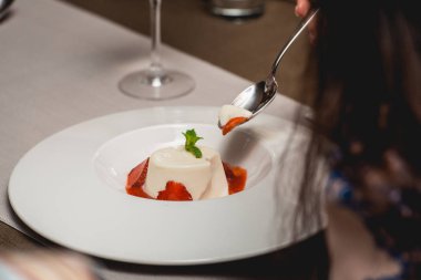 şekerli mini tatlı çilek pahalı restoranda bir tabakta ile. Görünümü Kapat