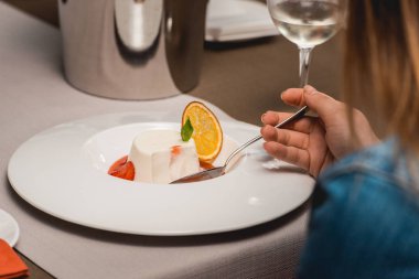 şekerli mini tatlı çilek pahalı restoranda bir tabakta ile. Görünümü Kapat