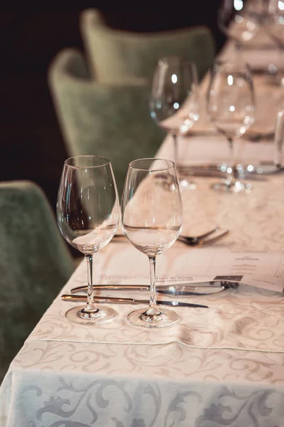 View of the served table in a restaurant. preparing for food and wine tasting — Stock Photo, Image