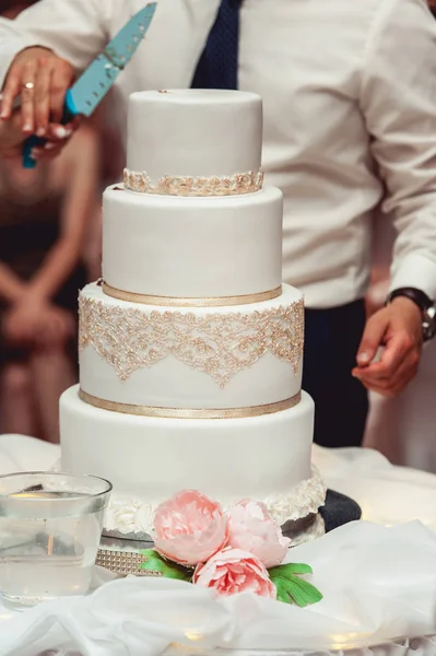 Свадебная церемония. невеста и жених делают свой первый кейс вместе, вырезают свадебный торт — стоковое фото