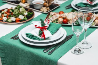 Hizmet yeni yıl veya Noel masa portre. Lüks Restoran