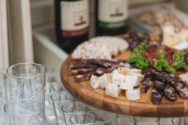 Et ve ekmek ile ahşap tahta üzerinde peynir karışımı