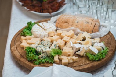 Et ve ekmek ile ahşap tahta üzerinde peynir karışımı