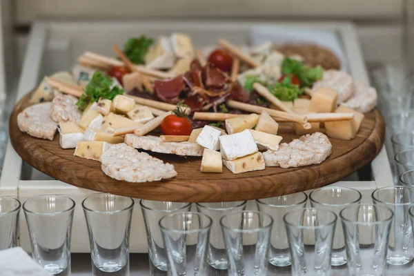 Mix kaas op een houten bord met vlees en brood — Stockfoto
