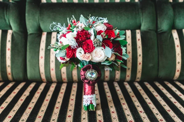 Lujoso ramo de boda hecho de rosas y clavel — Foto de Stock