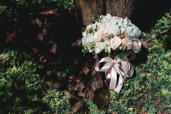 Розкішний весільний букет з білих півоній і троянд в хвойних кущах — стокове фото