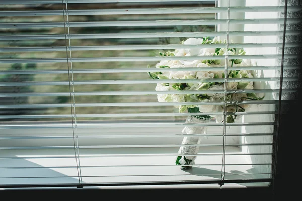 Весільний букет з білих троянд на підвіконні з ревнивістю — стокове фото