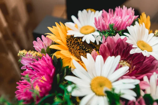 Букет літніх кольорових квітів — стокове фото