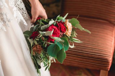 gelin gül yapılan düğün buketi tutan bir lüks gelinlik