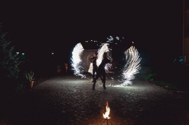 Yangın dans geceleri gösterir. Düğün töreni parçası olarak şaşırtıcı ateş gösterisi