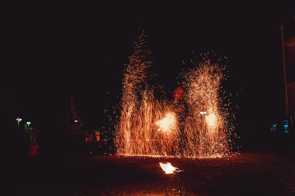 Espectáculos de baile de fuego por la noche. Increíble espectáculo de fuego como parte de la ceremonia de boda — Foto de Stock