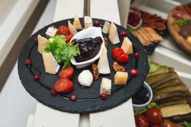 Mix peynir domates ile ahşap tahta üzerinde