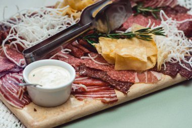 doğranmış sosis ile çanak