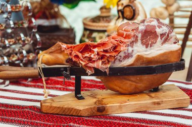 Prosciutto jambonu bir rustik ahşap tahta şarap ile servis. Rustik tarzı