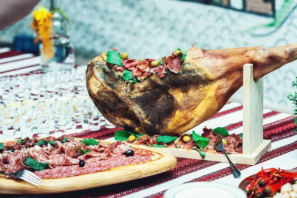 Presunto Prosciutto servido em uma tábua de madeira rústica com vinho. Estilo rústico — Fotografia de Stock