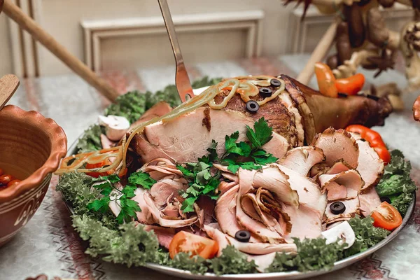 Assado de porco servido com maçãs assadas e legumes assados, refeição tradicional de almoço de domingo — Fotografia de Stock