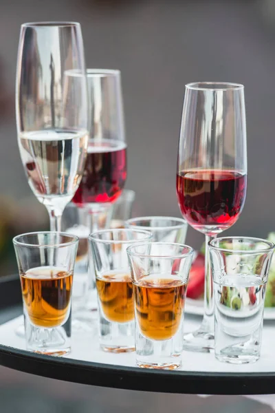 Servicios de catering. Celebración. vasos con alcohol en una bandeja . — Foto de Stock