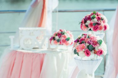 Düğün süslemeleri. Çiçek demetleri: papatya gül Şakayık