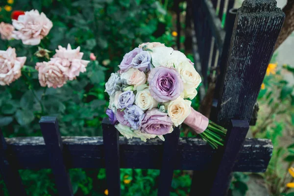 Чудовий весільний букет у фіолетових тонах. фіолетові і сині троянди — стокове фото
