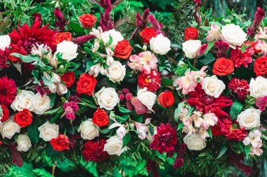 Düğün töreni. Sütun, dekore Düğün tören alanında kırmızı ve beyaz gül buketi