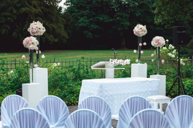 Düğün için kemer, kumaş ve çiçeklerle süslenmiş.