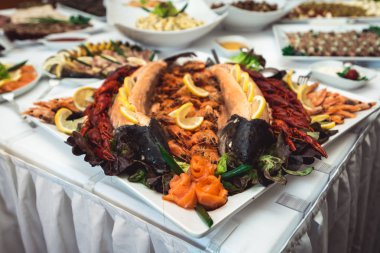 kerevit ve karides pişmiş somon fileto