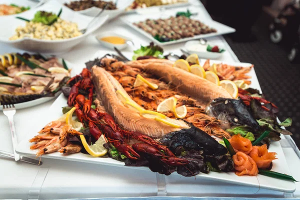 Filé de salmão assado com lagostim e camarão — Fotografia de Stock