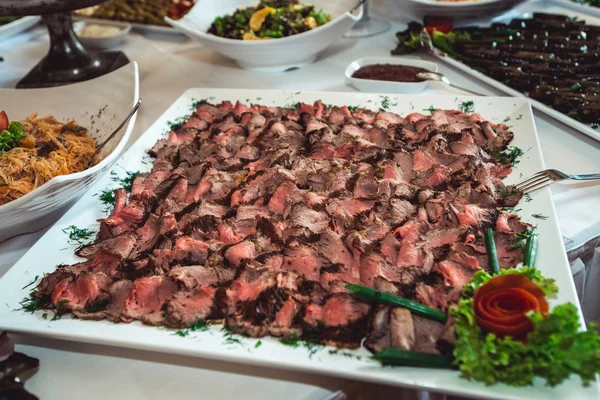 Carne vermelha suculenta temperada frita na placa branca — Fotografia de Stock
