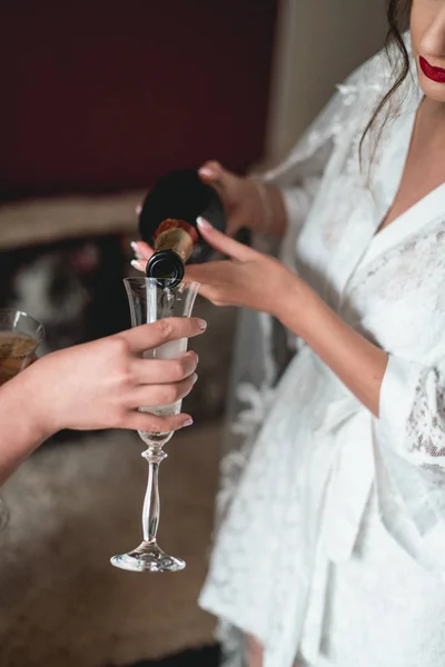 Noiva derramando uma taça de champanhe — Fotografia de Stock