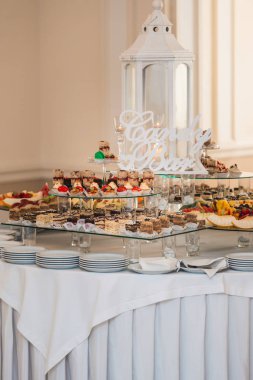 Şeker bir restoranda. Tatlı pasta beyaz masa aptal dekore edilmiş