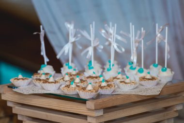 doğum günü kek bir ahşap stand üzerine tereyağı beyaz ve mavi krem krema ile satırları