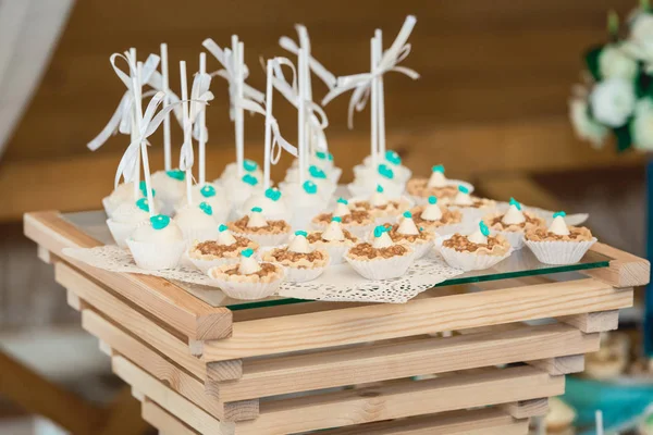 Rijen van verjaardag cupcake met boter wit en blauw crème suikerglazuur op een houten tribune — Stockfoto