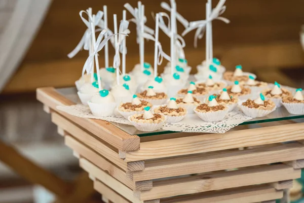 Rijen van verjaardag cupcake met boter wit en blauw crème suikerglazuur op een houten tribune — Stockfoto