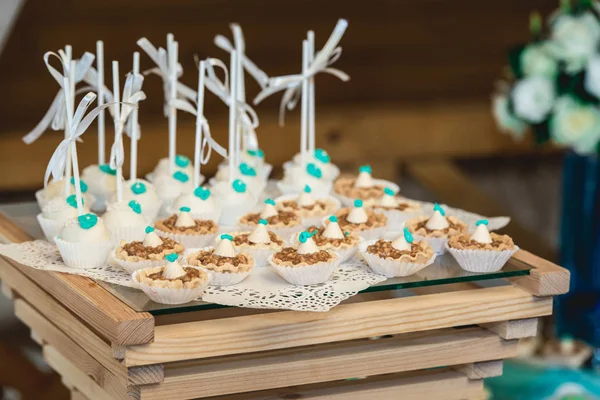 Rijen van verjaardag cupcake met boter wit en blauw crème suikerglazuur op een houten tribune — Stockfoto