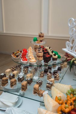 Şeker bir restoranda. Tatlı pasta beyaz masa aptal dekore edilmiş