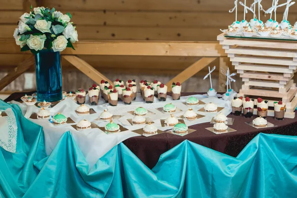 Wiersze urodziny ciastko z masła biały i niebieski krem lukier na drewniany stojak — Zdjęcie stockowe