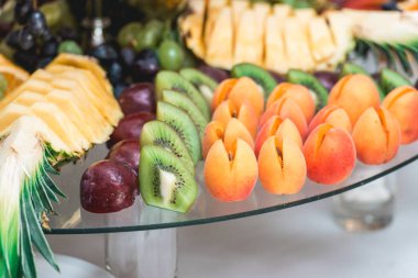 Kayısı Erik ananas ve kivi