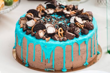 Çocuk doğum günü pastası candys üstünde belgili tanımlık tepe ile mavi