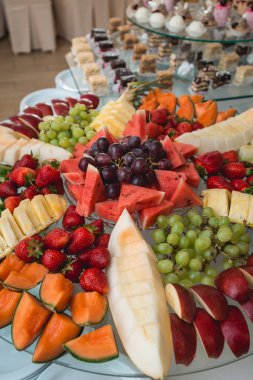 Kayısı Erik ananas ve kivi