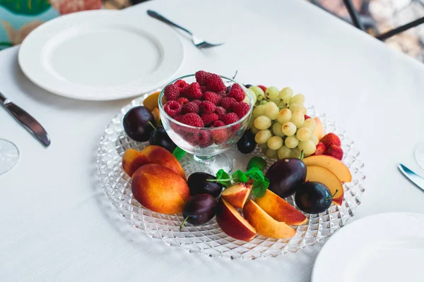 Малиновый персиковый клубничный виноград — стоковое фото
