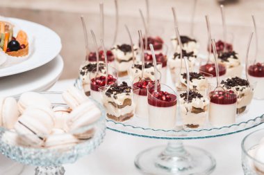 Farklı kek tatlılar ve tatlılar bir tabakta düzenlenmiş kümesi. Parti çikolata