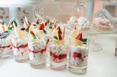 Tatlı çikolata paketiyle çeşitli şeker ve kek. Tatlılar düğün