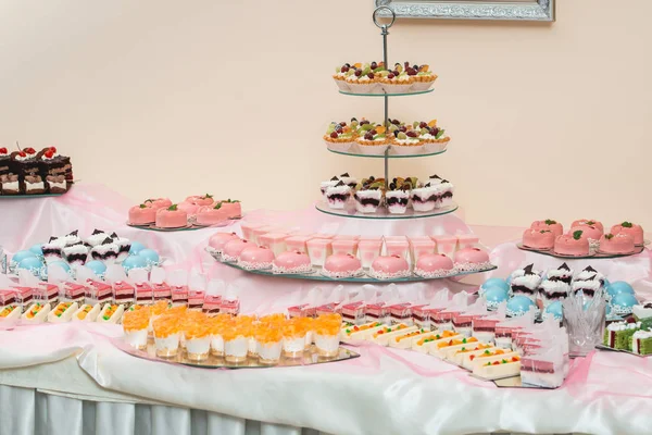 Conjunto de diferentes pasteles dulces y postres dispuestos en un solo plato. Partido barra de caramelo —  Fotos de Stock